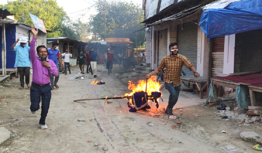 जनकपुरमा राष्ट्रपति  र प्रधानमन्त्रीको पुतला दहन