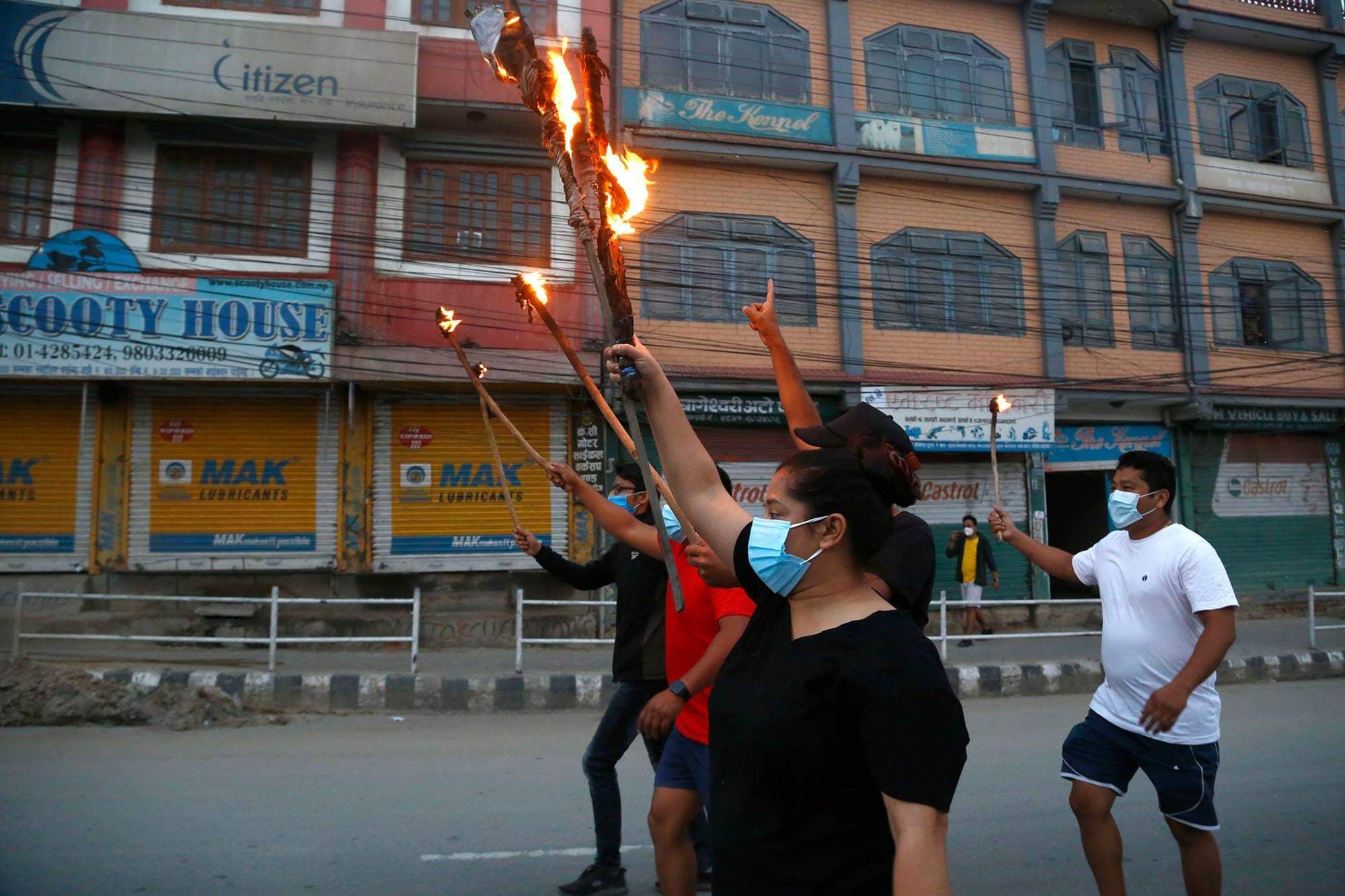 नेविसंद्वारा संसद् विघटनको विरोधमा राष्ट्रपति र प्रधानमन्त्रीको पुत्ला दहन