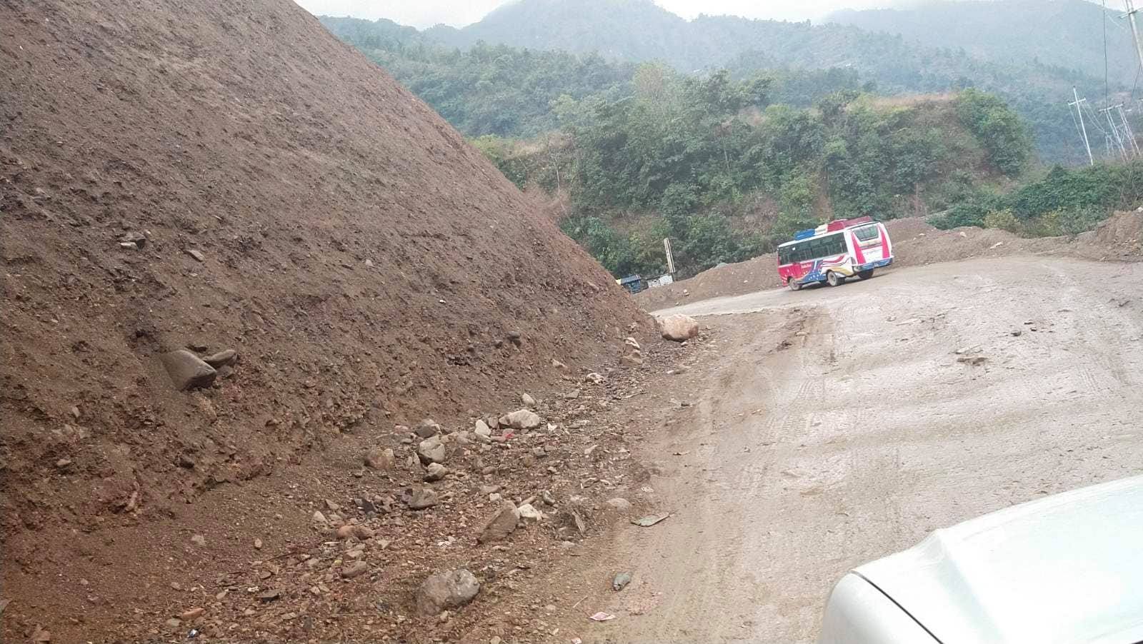   धुले पहिरोले बुुटवल पाल्पा सडक अवरुद्ध