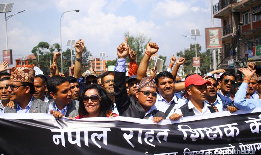 संघीय शिक्षा ऐनको विरुद्धमा सडक आन्दोलन गर्ने राहत शिक्षकहरूको घोषणा