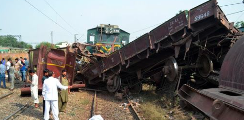 पाकिस्तानमा दुईवटा रेल जुधे, कम्तीमा ३० जनाको मृत्यु