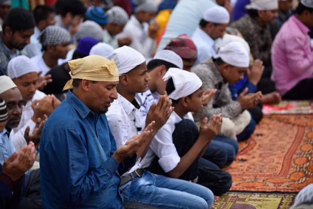 झुक्यो सरकारः पाकिस्तानमा खुल्ला हुनेछन् मस्जिद, सामूहिक नमाजसमेत हुने
