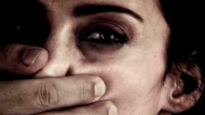 पाकिस्तानः सन्तानसहित बाटोमा फसेकी महिलामाथि सामूहिक बलात्कार, १२ जना पक्राउ