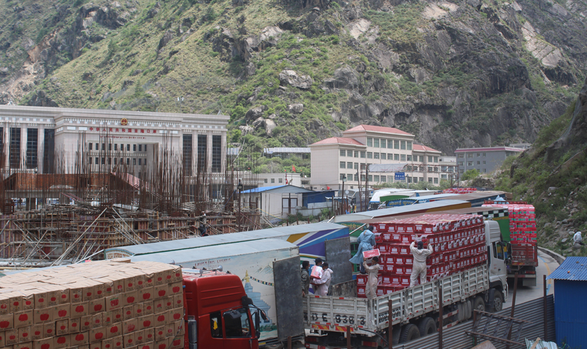 चीन अनुदार बन्दा रसुवागढी नाकाबाट व्यापार प्रभावित, कन्टेनर व्यवसायी मारमा