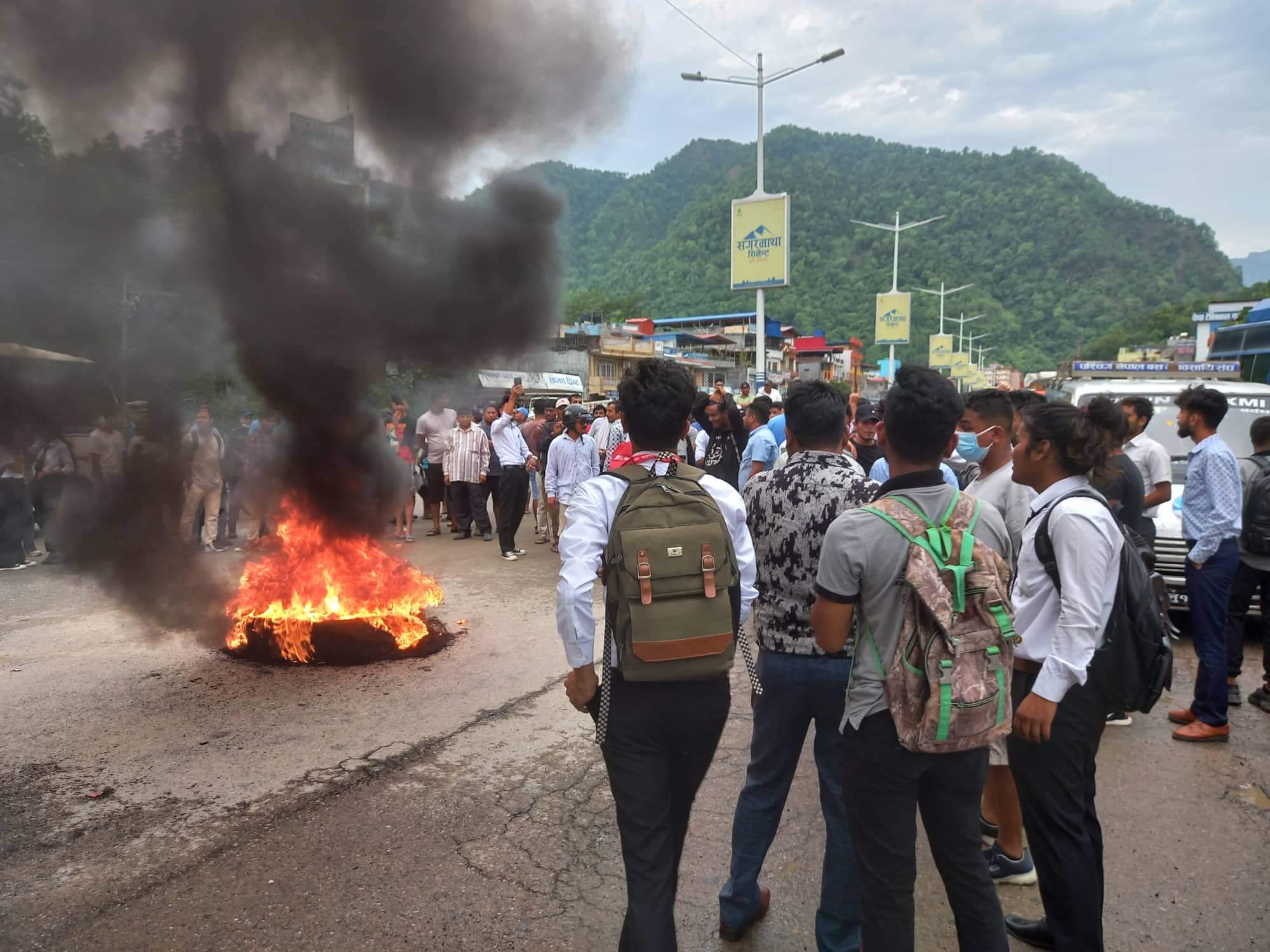 पेट्रोलियम पदार्थमा मूल्यवृद्धिको विरोधमा बुटवलमा प्रदर्शन