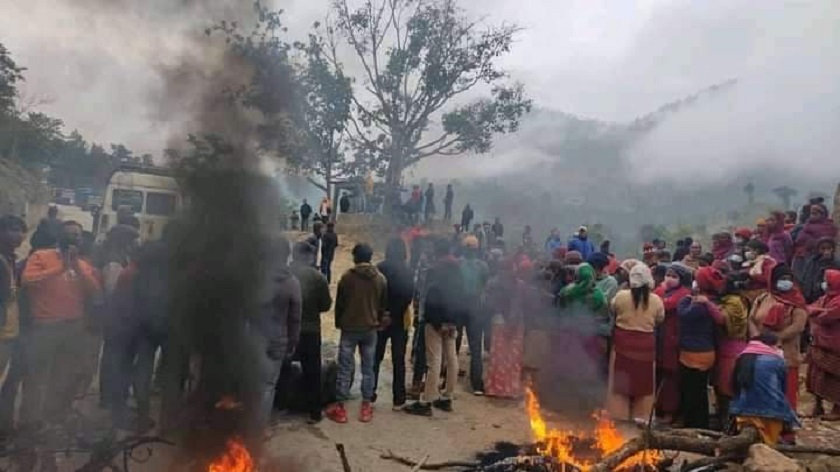 वडाध्यक्ष कार्कीको निधनपछि राजमार्ग अवरुद्ध, यात्रु बीच बाटोमै अलपत्र