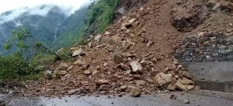 Palung-Naubise road section obstructed