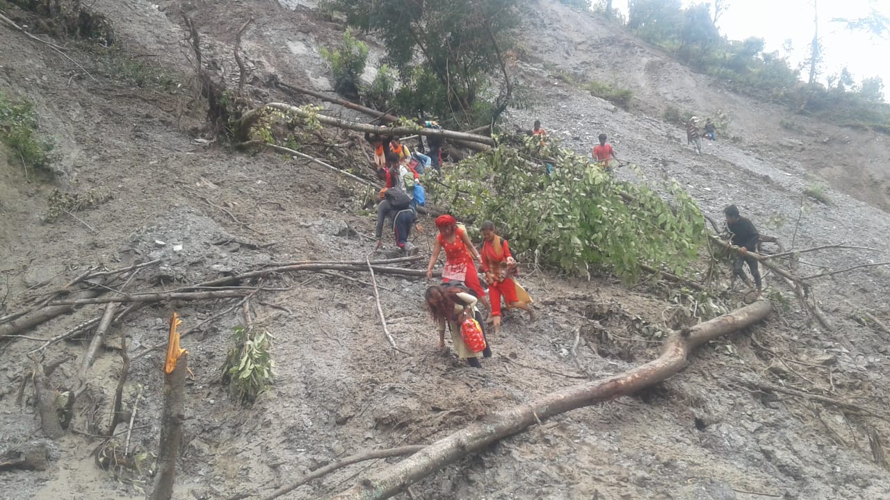 पहिरोका कारण पूर्वी रुकुममा यातायात अवरुद्ध