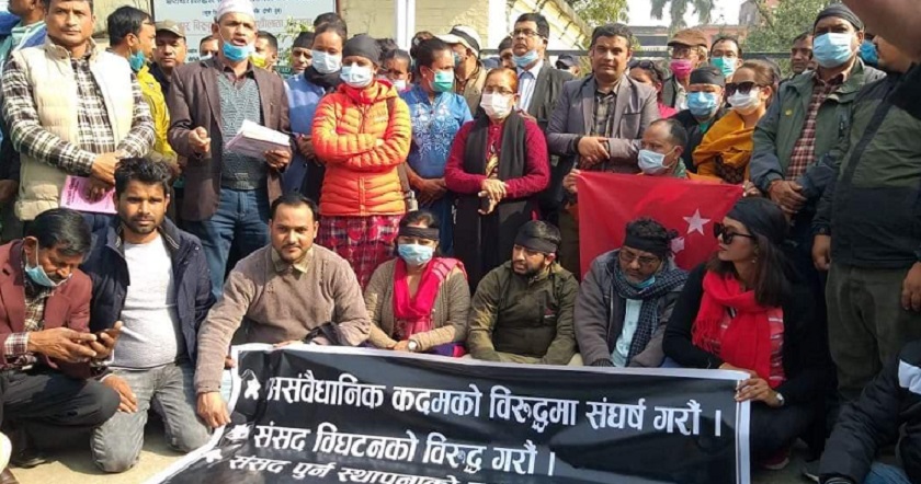 रुपन्देहीबाट पनि प्रचण्ड–माधव समूहले पठायो प्रधानमन्त्रीलाई संविधान पुस्तक