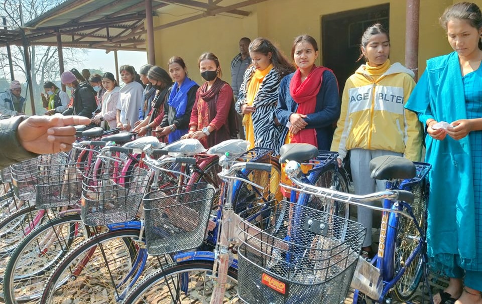 विद्यालय पढ्ने किशोरीहरूलाई साइकल