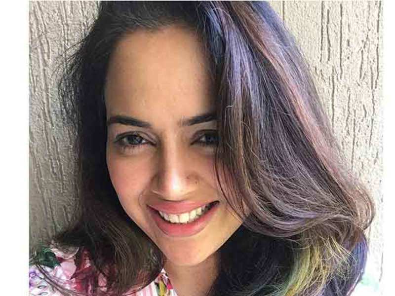 बच्चा जन्माएपछि १०२ किलो भएकी थिइन् नायिका, सबैसँग लुक्दै हिँडिन्