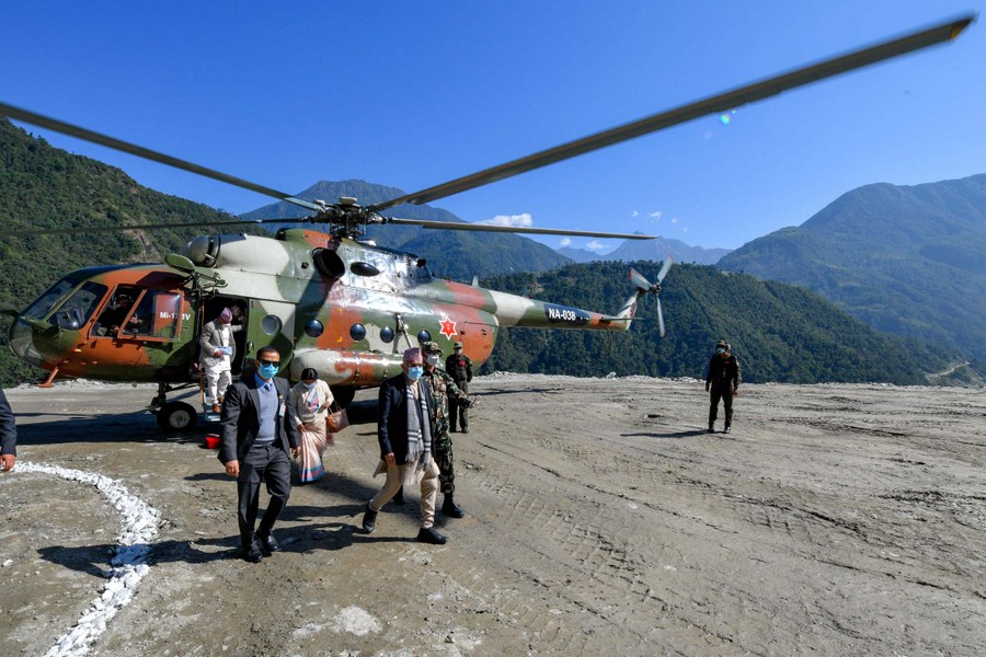 इलाम र ताप्लेजुङ्गको भ्रमणमा प्रधानमन्त्री