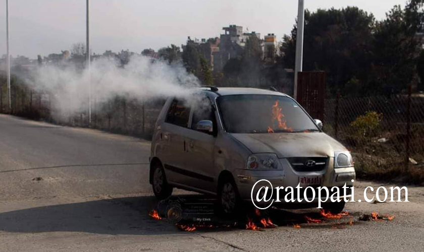 बुद्धनगरमा नेविसंघका कार्यकर्ताले जलाए सरकारी गाडी