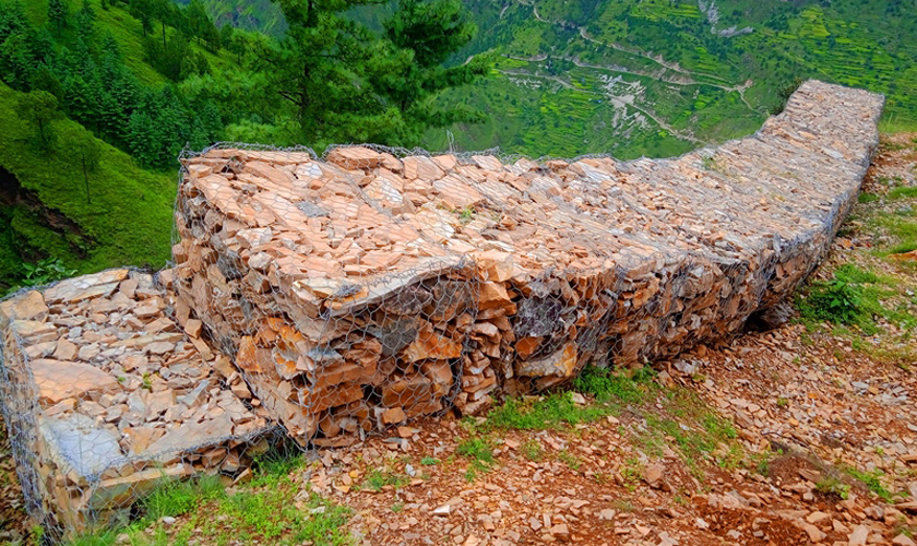 बजेट पचाउन पहिरो नजाने ससुराली डाँडामा  तटबन्धन निर्माण