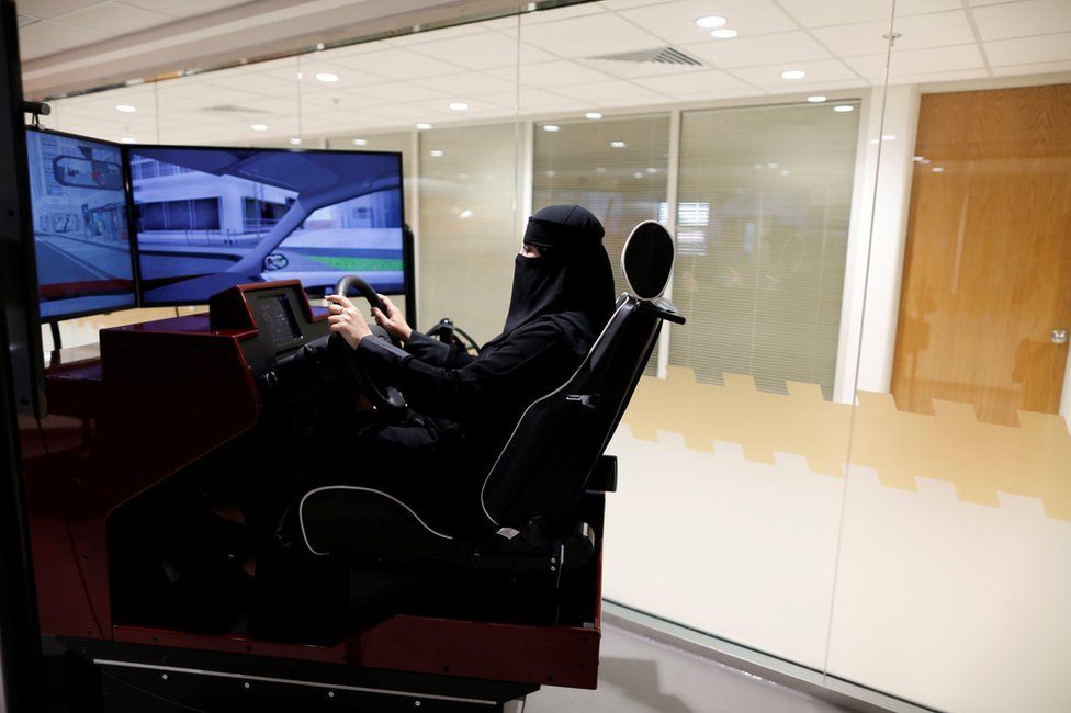 साउदी अरबमा पहिलो पटक गाडी हाँक्न महिलाहरुको यस्तो तयारी (फोटोफिचर)