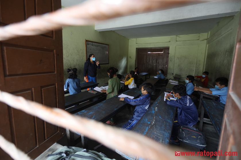 कोरोनाको त्रासबीच काठमाडौँमा यसरी सञ्चालन हुँदैछ विद्यालय, तस्विरमा हेर्नुहोस्