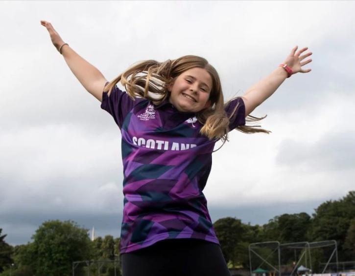१२ वर्षकी बालिका जसले स्कटल्याण्डको टी २० विश्वकपको जर्सी डिजाइन गरिन्