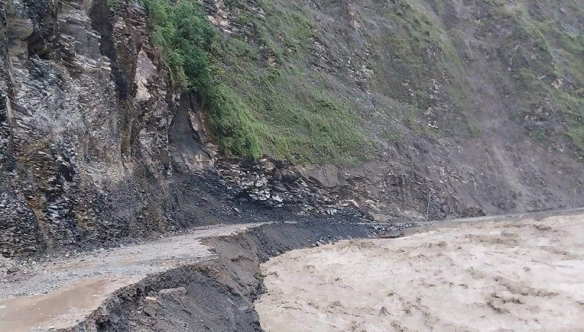सेती नदीले सडक कटान गरेपछि यातायात बन्द