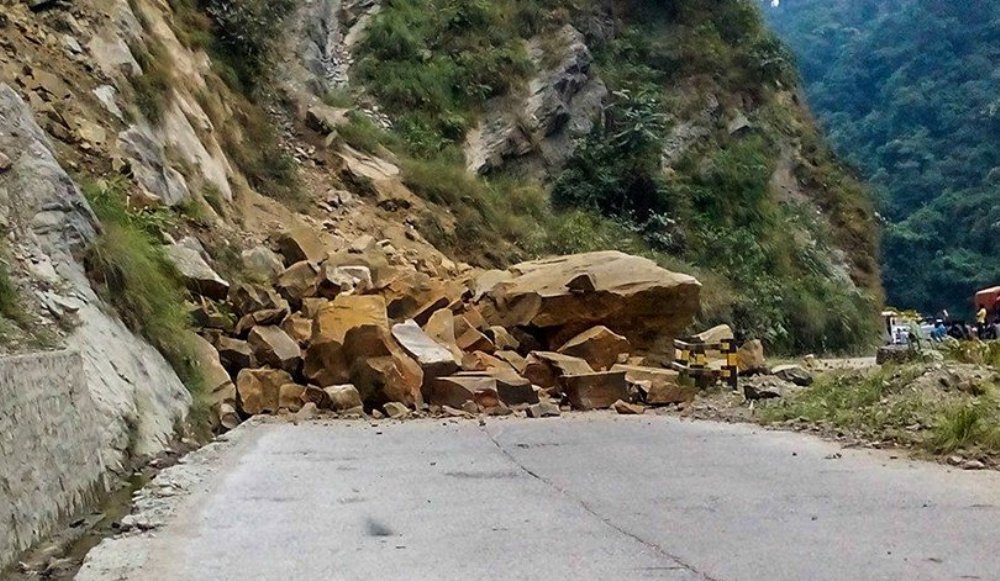 Dry landslide disrupts Beni-Jomsom road