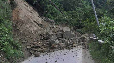 लगातारको वर्षाले सिद्धार्थ राजमार्गअन्तर्गत पाल्पा–बुटवल सडकखण्डमा पहिरो