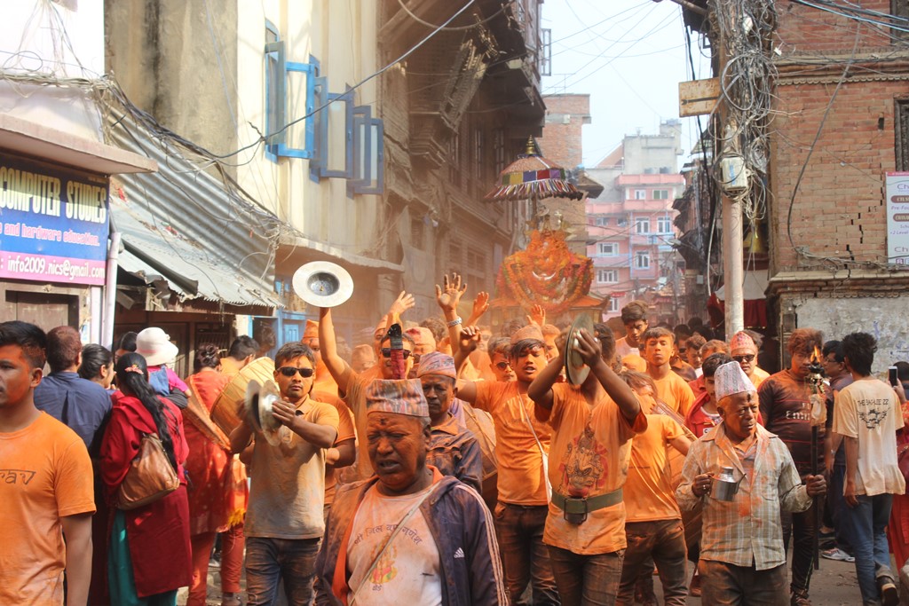 मध्यपुरमा जात्राको रौनकः सिन्दुर र जिब्रो छेड्ने जात्रा मनाइँदै