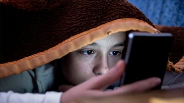 स्मार्टफोनको लतले बालबालिकामा डिप्रेसनको खतरा