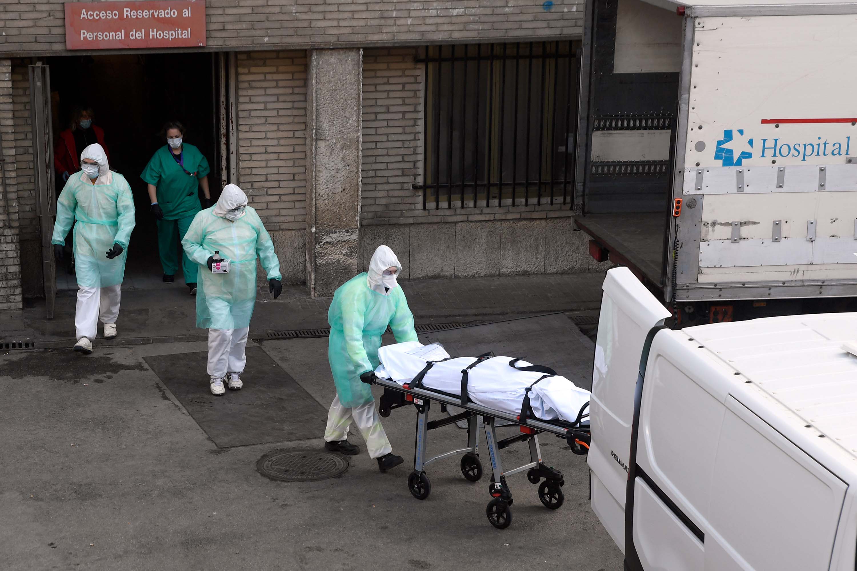 कोरोना महामारीः स्पेनमा एकैदिन ८६४ को मृत्यु