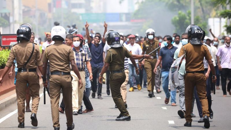 श्रीलंका संकट : सरकारविरुद्ध फेरि सडकमा उत्रिए प्रदर्शनकारी