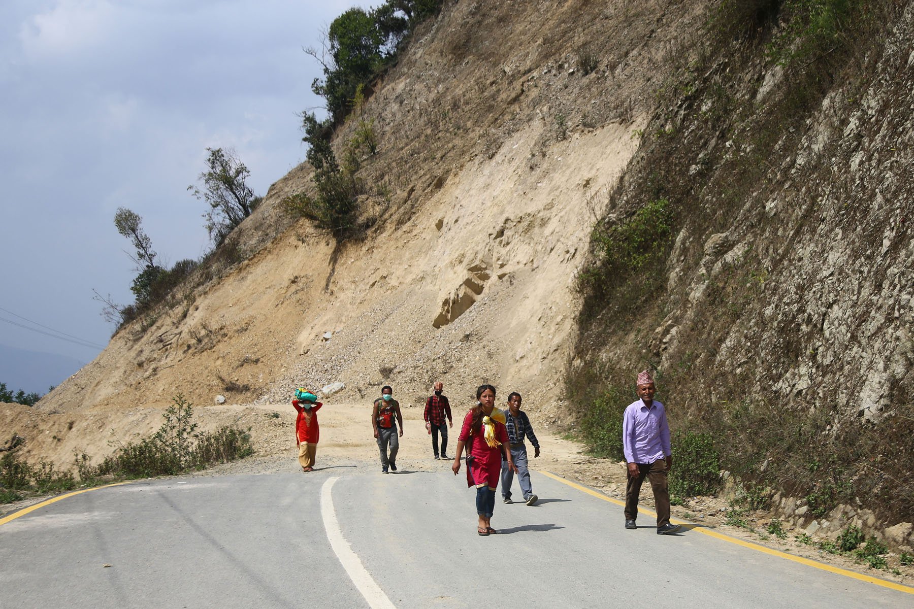 Hundreds workers stranded on border between Dhading and Chitwan