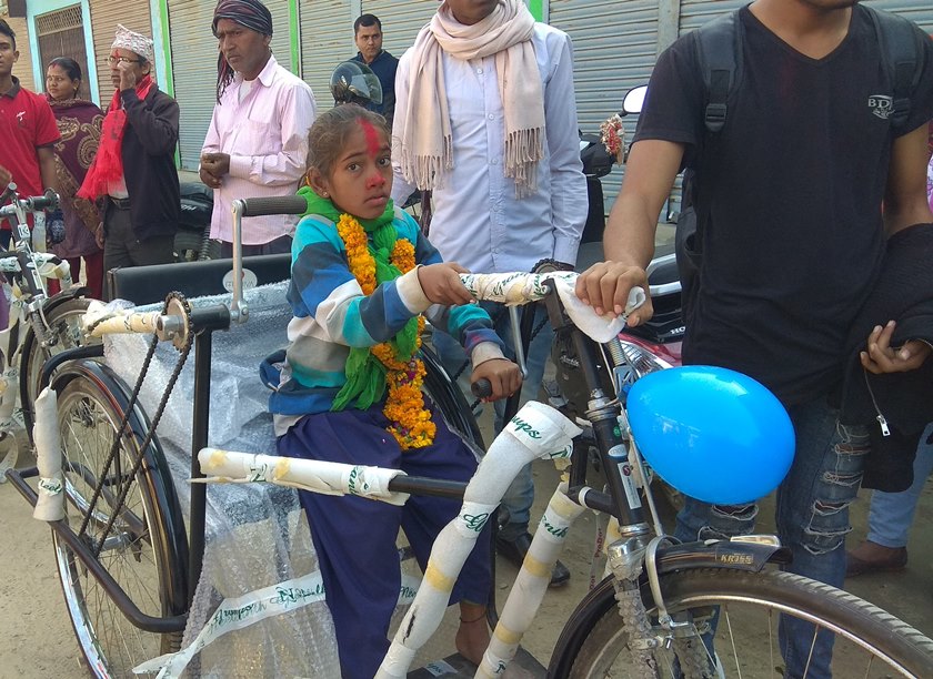   ट्राइसाइकलको सहाराले स्कुल पुग्छिन् सुनरपति