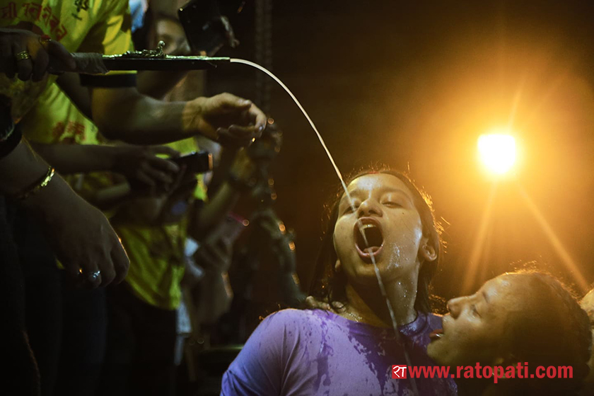 इन्द्रजात्राको रौनक : श्वेत भैरवको प्रसाद खान महिलाहरूको भीड, तस्बिरमा हेर्नुहाेस्