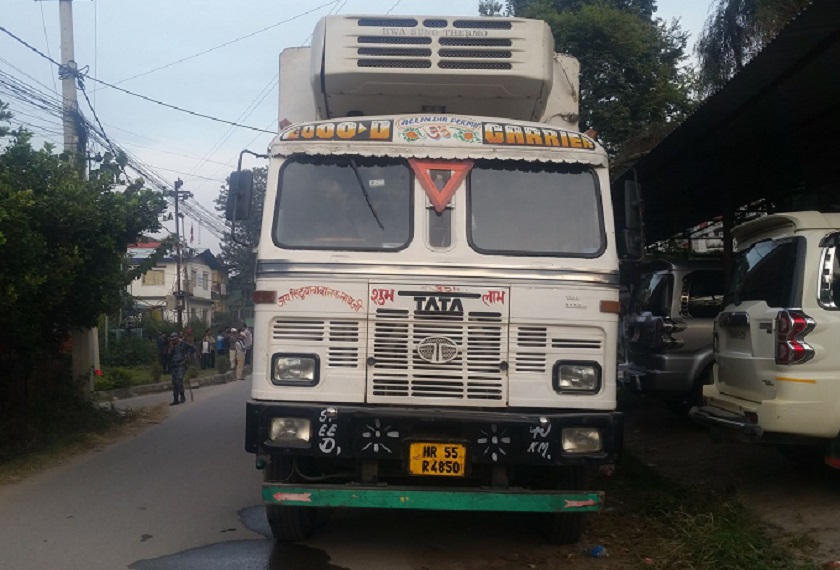 भारतबाट अबैध रुपमा लुकाएर ल्याइँदै गरिएको दुई ट्रक मासु नियन्त्रणमा