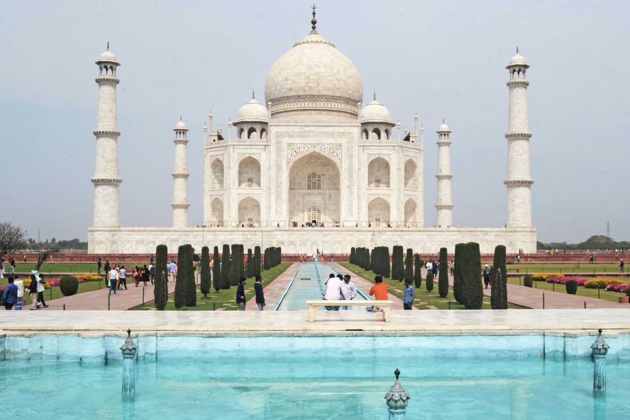 Taj Mahal temporarily shut following bomb scare