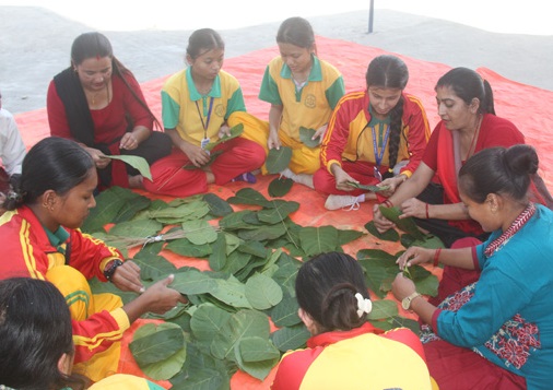 टपरी बुन्न सिक्दै विद्यार्थी