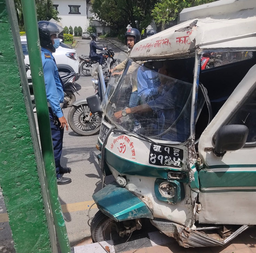 कुपण्डोलमा टेम्पो दुर्घटना