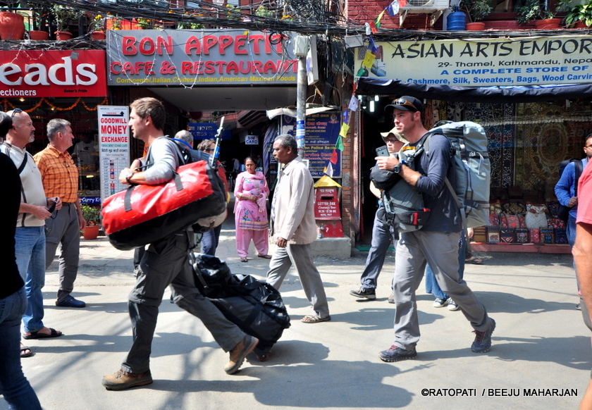 नेपाल भ्रमण वर्ष: बसपार्क नहुँदा सडकबाट पर्यटक ओसार्दै पर्यटकीय बस