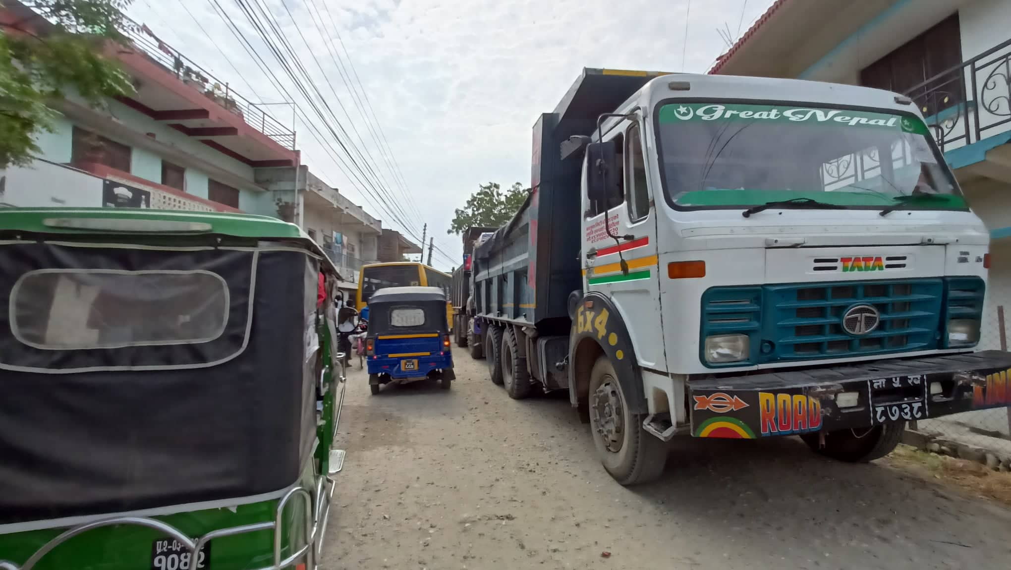 टिपर चलाउन स्थानीयले रोक लगाए