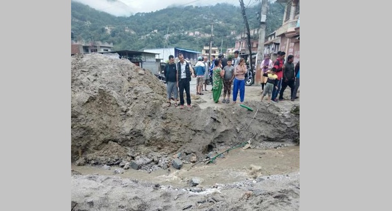   पहिरोका कारण टोखा–छहरे सडकखण्ड अवरुद्ध