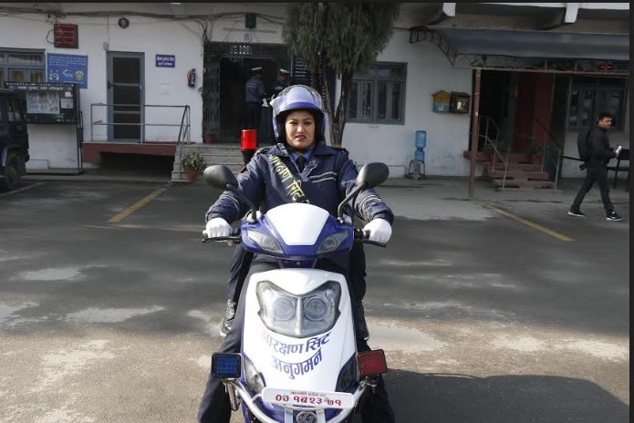 सार्वजनिक सवारी साधनमा आरक्षण सिट अनुगमनका लागि स्कुटरसहित महिला ट्राफिक प्रहरी