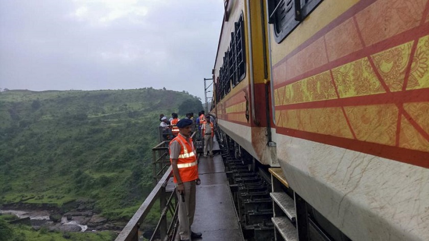 मुम्बईमा भयानक रेल दुर्घटना, १५ जनाको मृत्यु