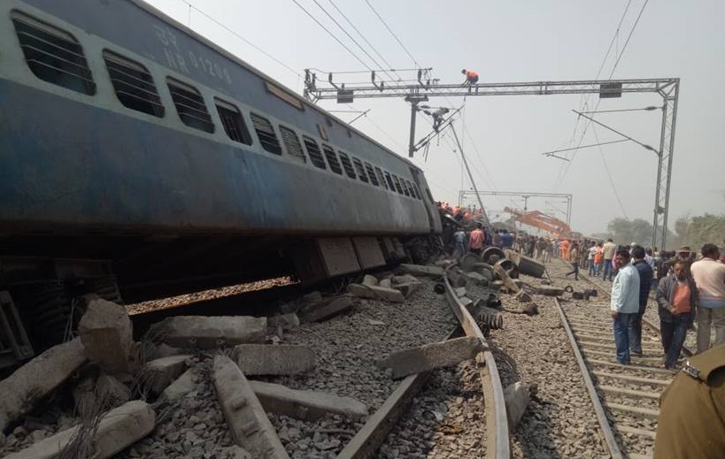 भारतमा रेलवेको भग्नावशेषमा पुरिएर १४ जनाको मृत्यु,  थुप्रै अलपत्र