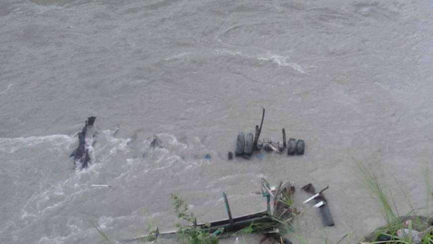 Truck plunges in to Trishuli