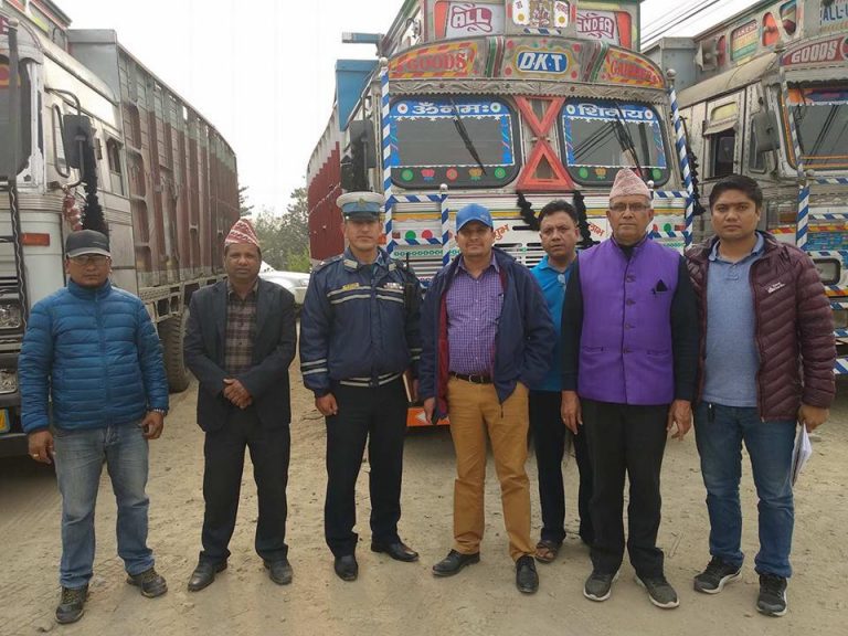 अत्याधिक भारवाहन सहित भारतीय ट्रक नेपालमा