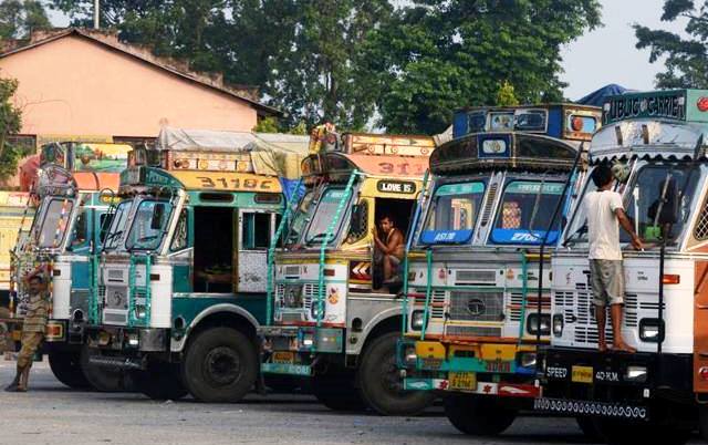 नेपाल भित्रिने भरतीय ट्रकमा जुहारीः समिति लिन्छ पैसा, प्रशासन भन्छ पाईंदैन, व्यवसायीको यस्तो छ प्रश्न