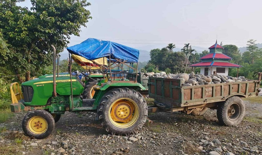 अवैध उत्खननमा प्रयोग भएका ४ ट्रयाक्टर प्रहरी नियन्त्रण