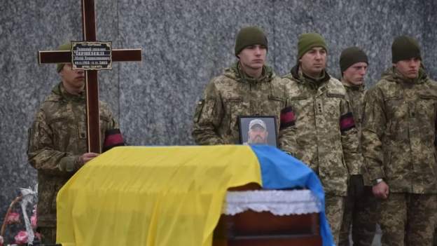 युक्रेन युद्ध : राष्ट्रपति जेलेन्स्कीका सहयोगीले १३ हजार सैनिकको मृत्यु भएको स्वीकारे