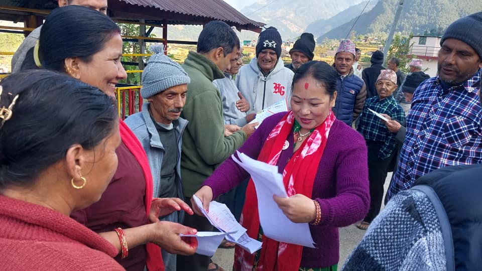 नेतालाई भोट माग्न हतारो, कृषकलाई धान काट्न चटारो