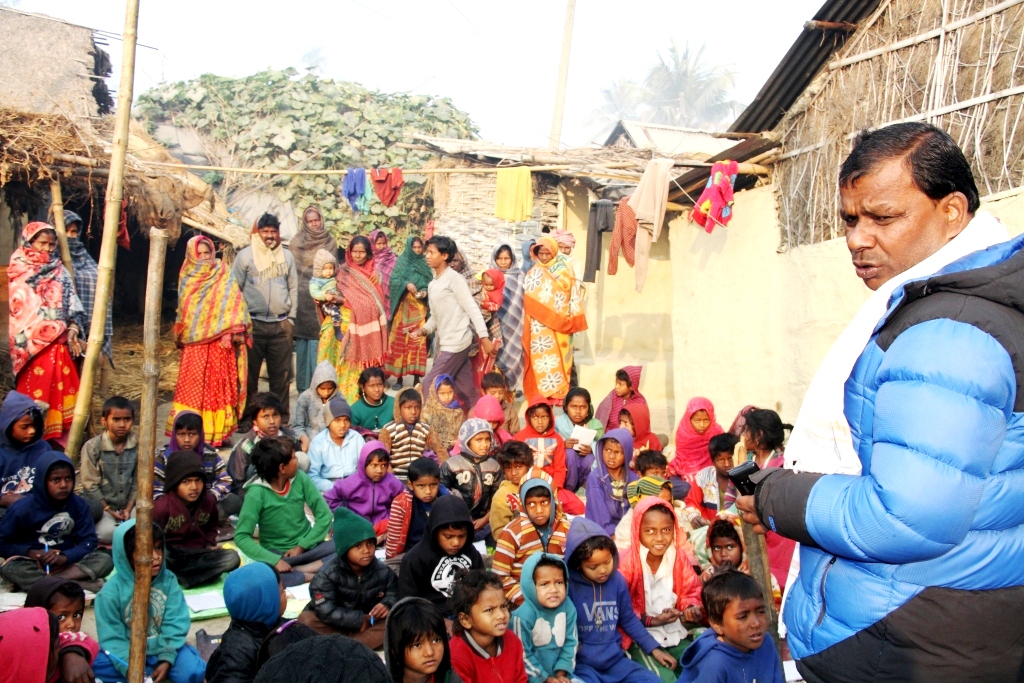 मुसहर तथा दलितको घरमै गएर पढाउँछन् पूर्वमन्त्रीले ट्युसन