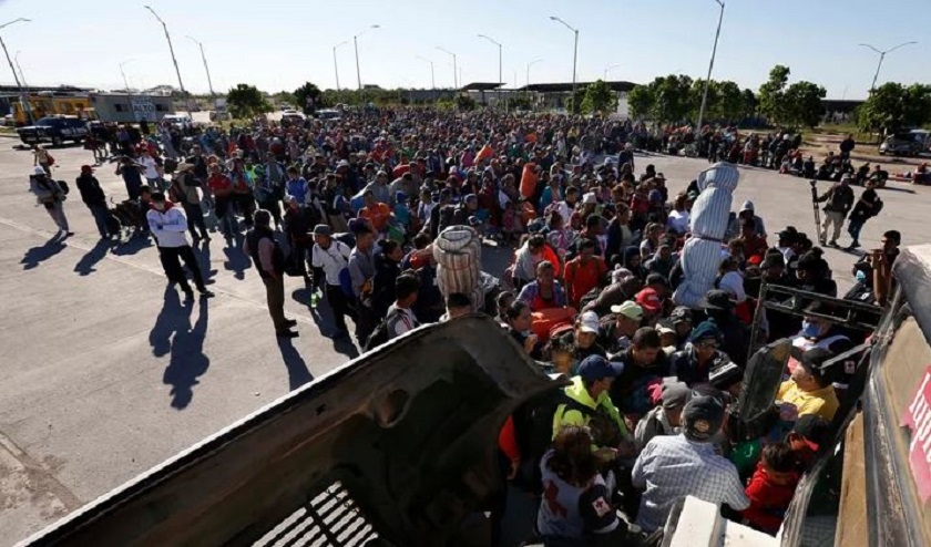मध्य–अमेरिकी आप्रवासीहरुको अमेरिकी सीमामा भीड, केहीले पर्खाल नाघे