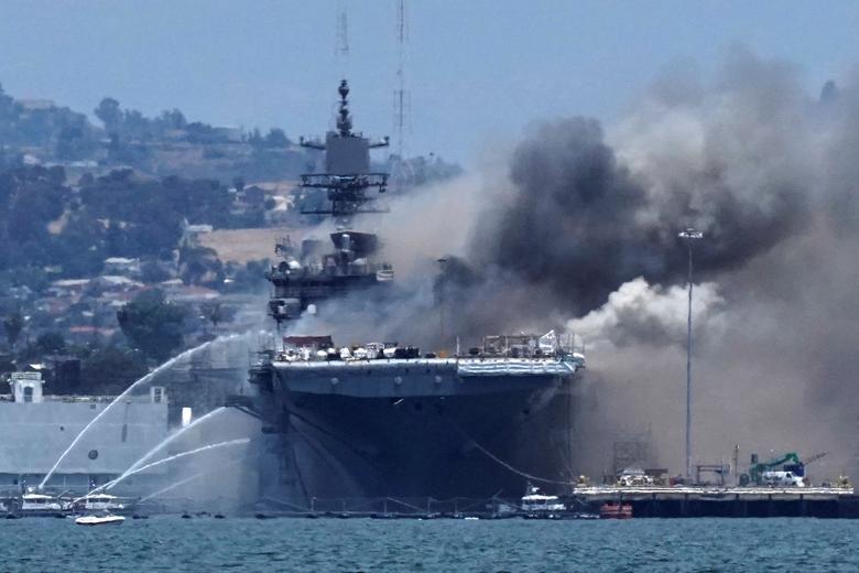अमेरिकाको सैन्य जहाजमा विस्फोटपछि आगलागी, तस्विरहरु हेर्नुहोस्